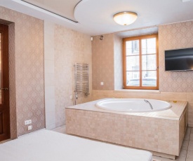 Old Town Jacuzzi Apartment