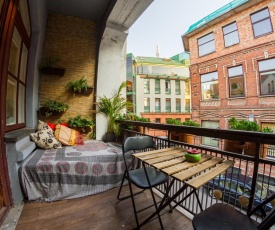 Garden Balcony Apartment in Old Town
